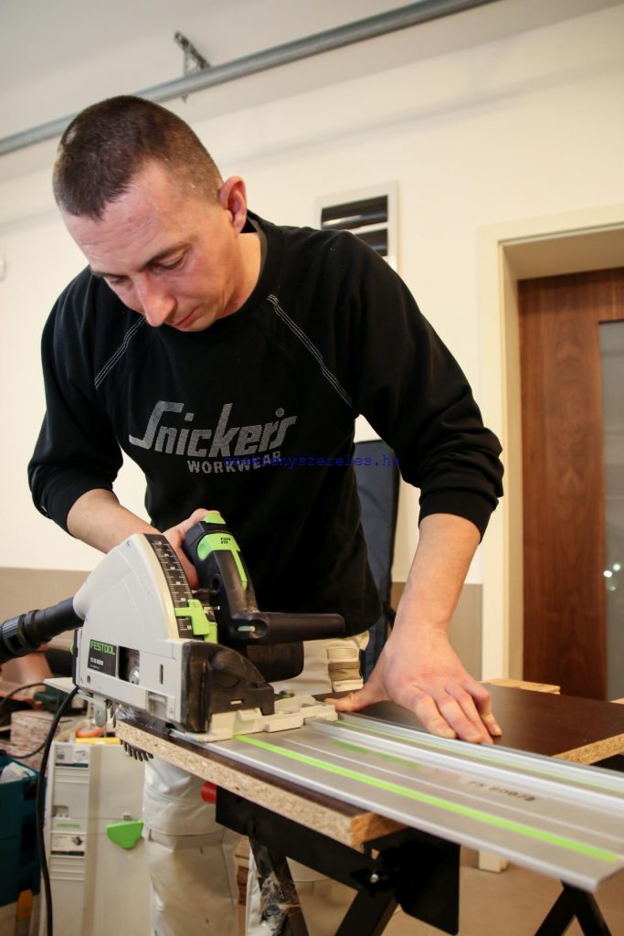 Ikea konyha összeszerelés Vegecsány Attila merülő fűrésszel